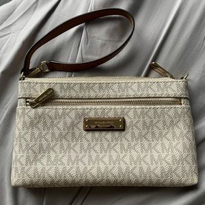 Micheal Kors Jet Set Travel Wristlet